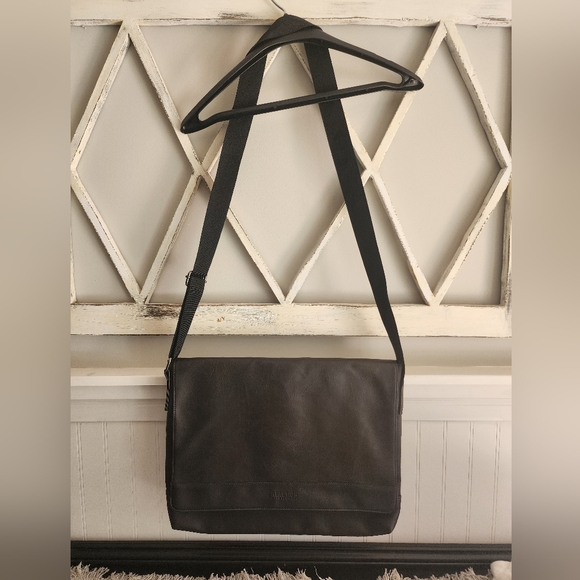 Kenneth Cole - Reaction.  Leather messenger bag/laptop bag - Picture 1 of 5